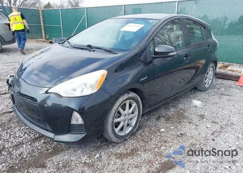 2013 Toyota Prius C Three z USA, uszkodzony, nr VIN JTDKDTB39D1045749